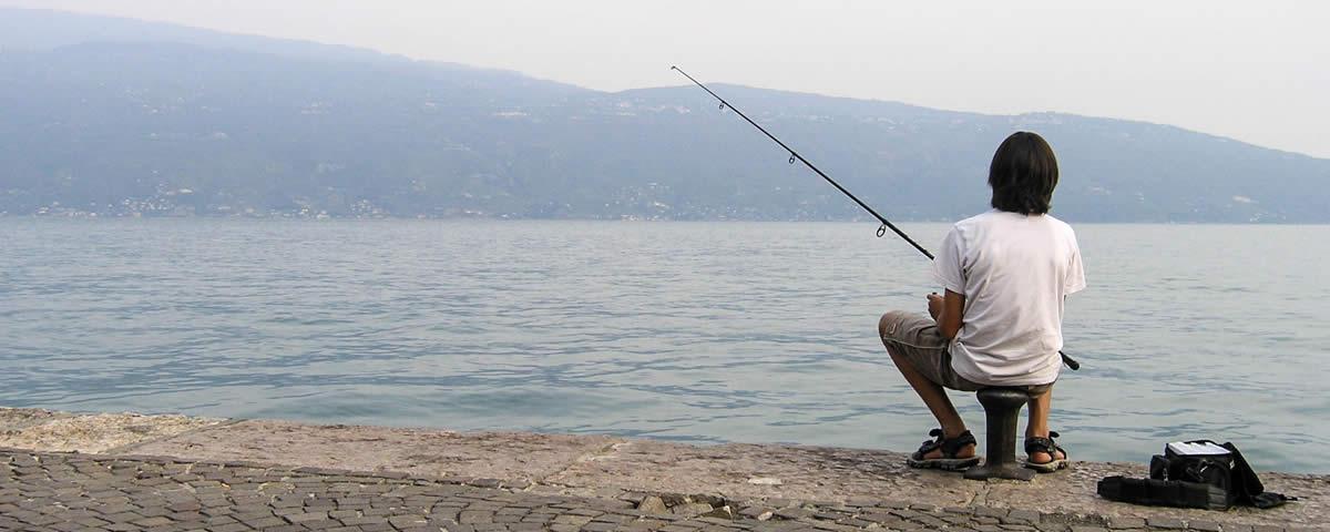 Angler am Ufer des gardasees