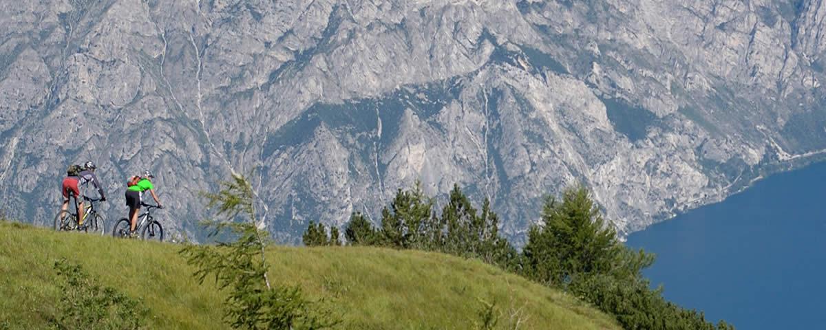 Zwei Mountainbiker über dem Gardasee