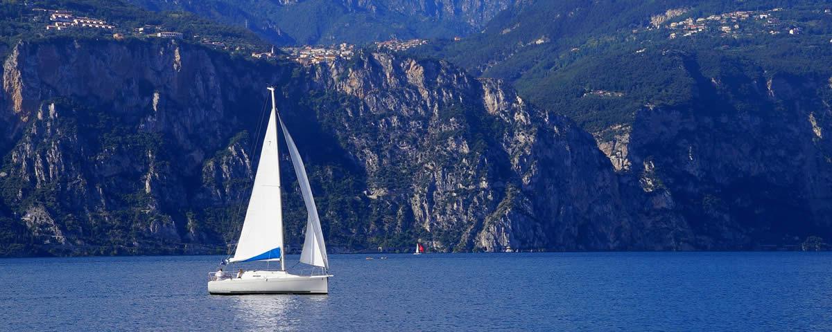 Segelbot auf dem Gardasee bei Tremosine