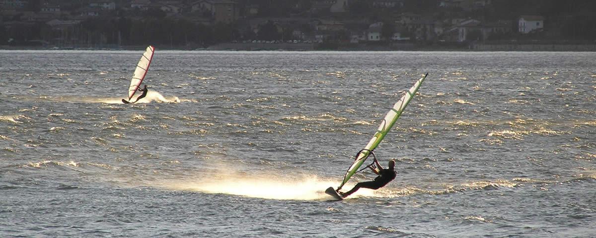Zwei Windsurfer auf de Gardasee