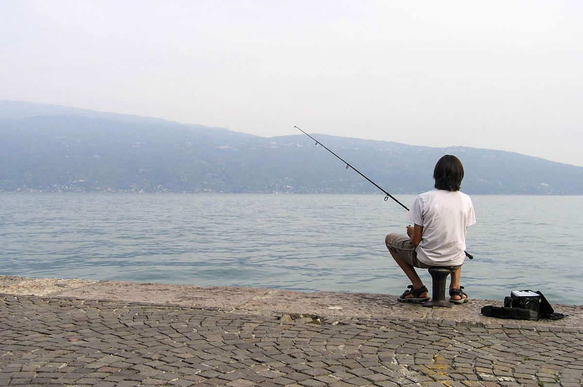 Angler am Ufer des gardasees