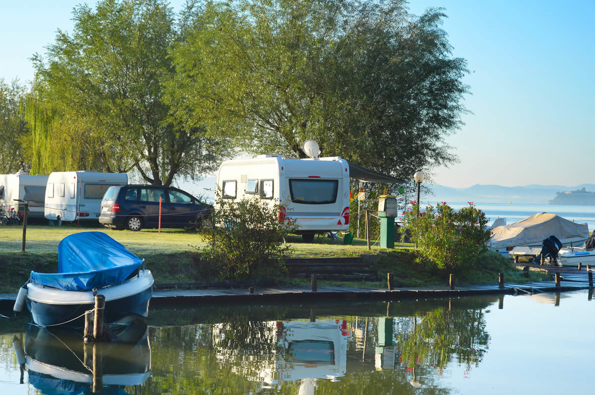 Campingplatz am Ufer