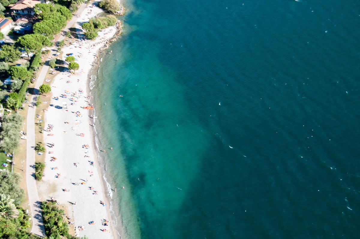 Blick auf den Strand von Torbole