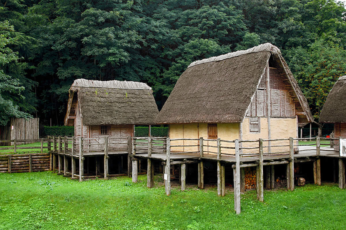 Pfahlbauten am Ledrosee