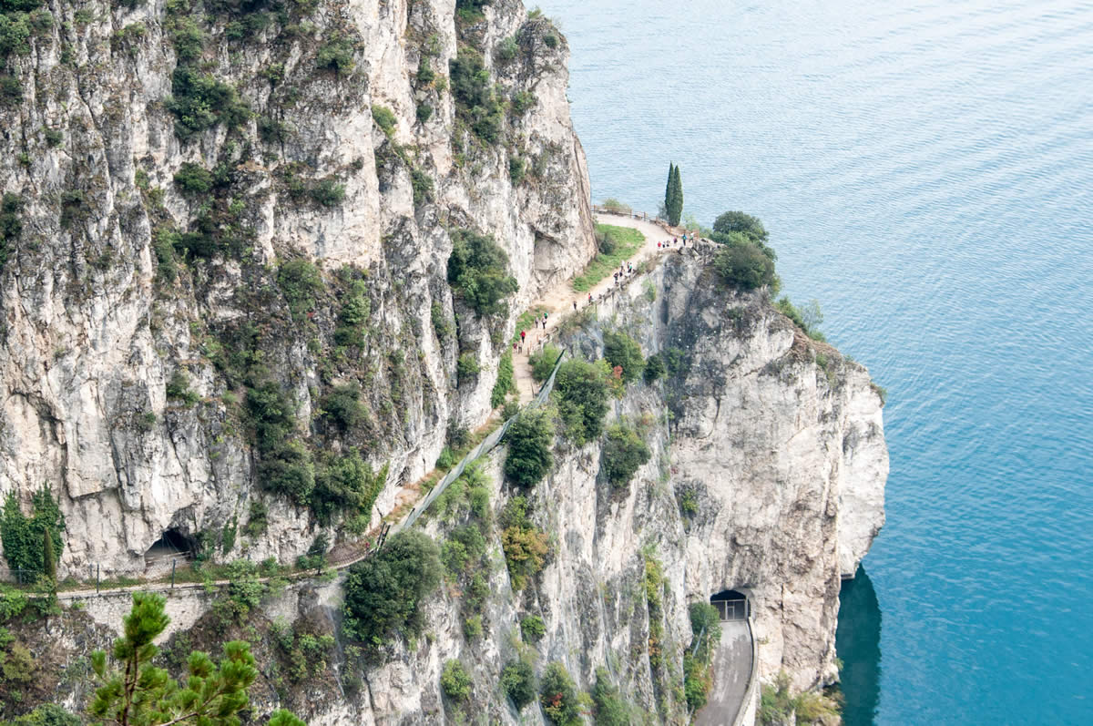 Ponale Straße mit Fußgängern und Mountainbikern