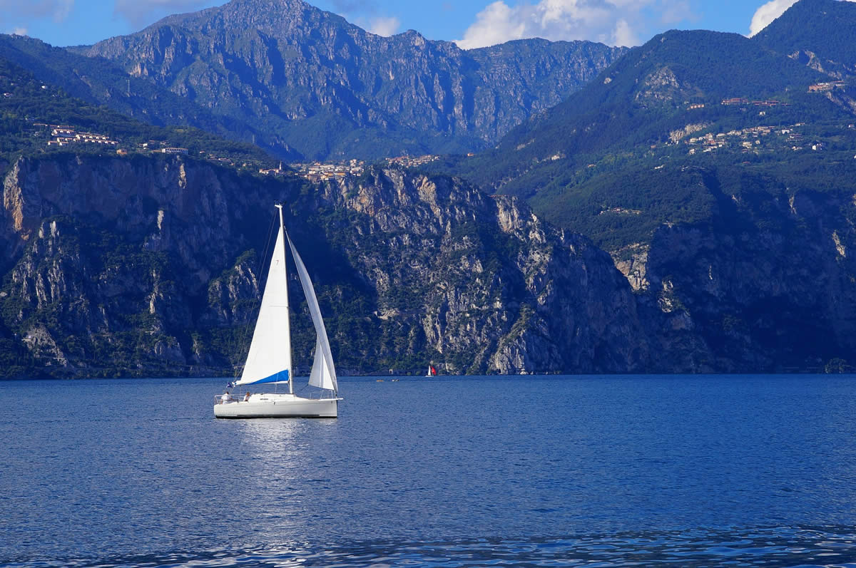 Segelbot auf dem Gardasee bei Tremosine