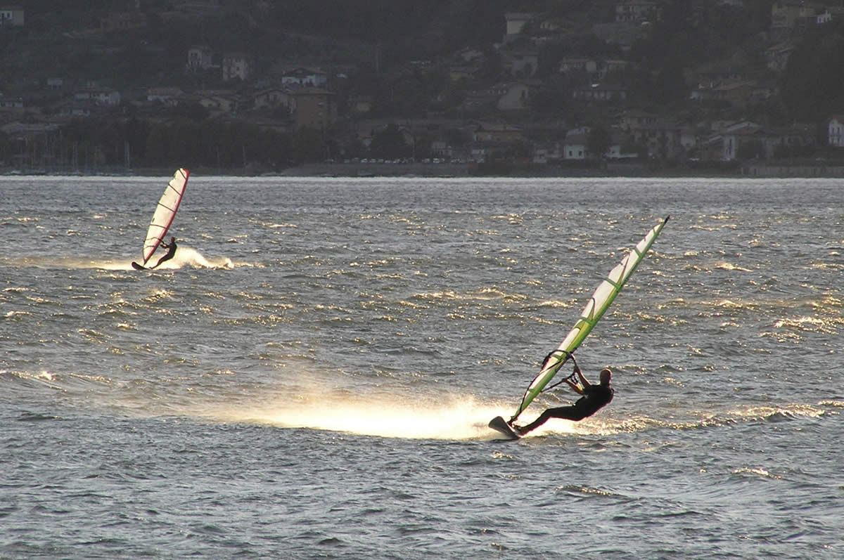 Zwei Windsurfer auf de Gardasee