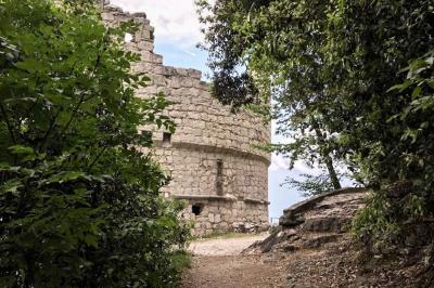 Der Wehrturm Bastione oberhalb von Riva del Garda