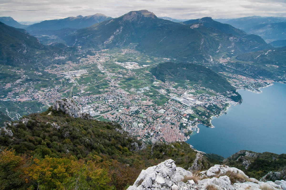 Blick auf Riva Arco und Torbole von Cima Sat