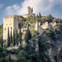 Burgruine Arco auf Felsen
