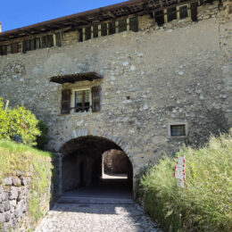 Dorfeingang von Canale di Tenno
