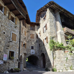 Steinhaus von Canale mit Arkadenbogen