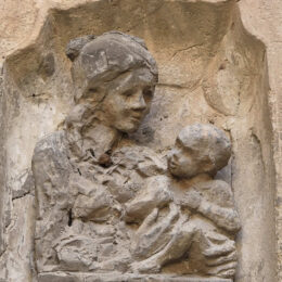 Madonnenfigur aus Stein