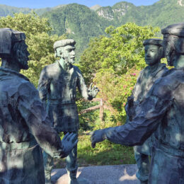 Kunstwerk Vicinia Grande mit 4 Bauern als Bronzefiguren