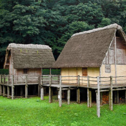 Pfahlbauten am Ledosee