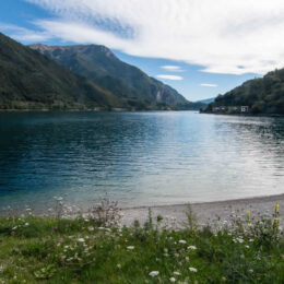 Ufer des Ledrosees