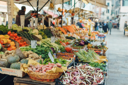 Marktstand mit Gemüse