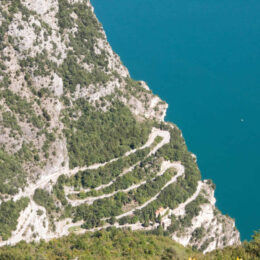Blick auf die Serpentinen der Ponale Hochstrasse