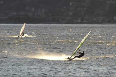 Windsurfer bei starkem Wind